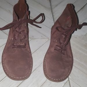 Clarks Size 6 Wine Color Suede